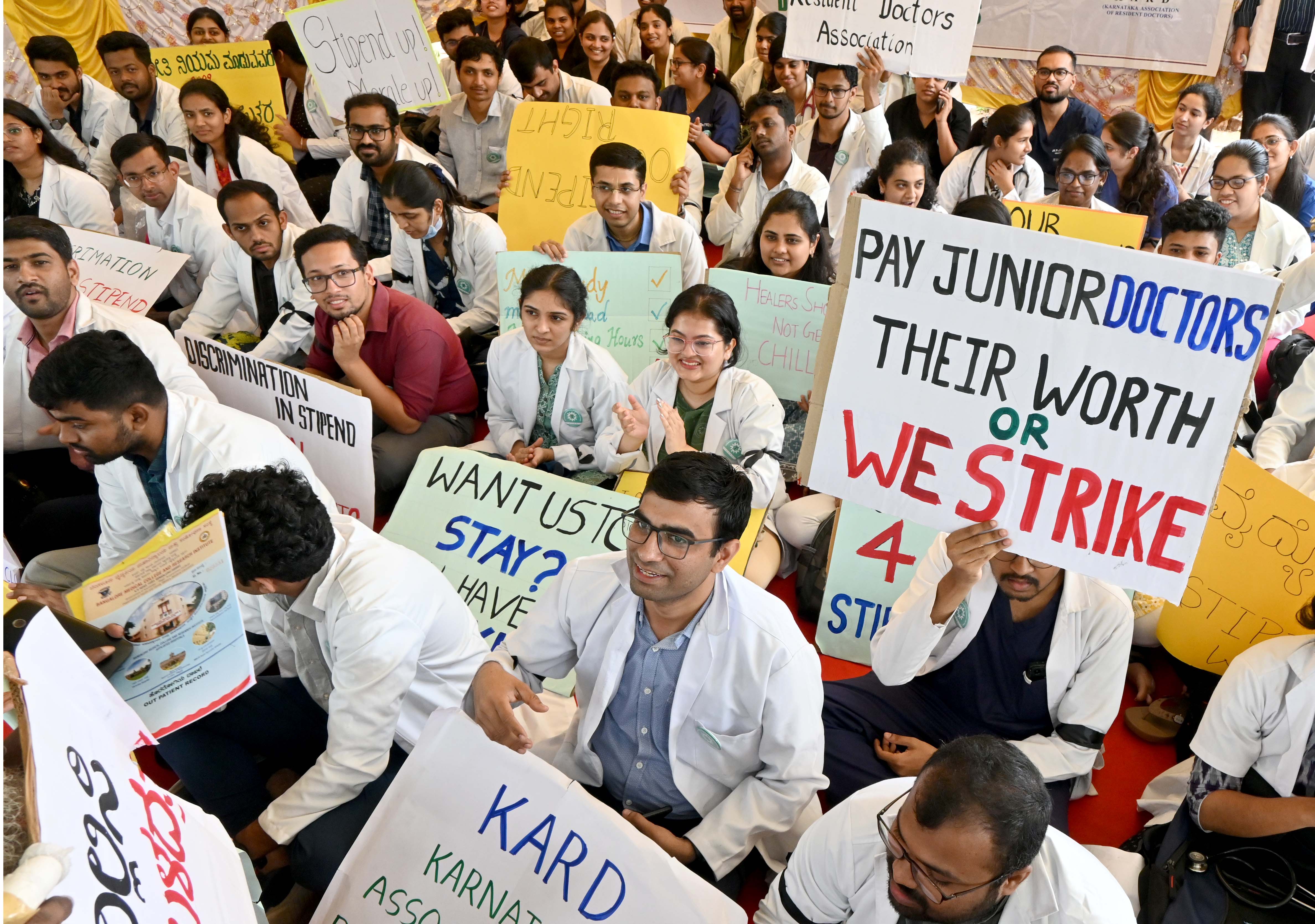 https://salarnews.in/public/uploads/images/newsimages/maannewsimage12082024_225650_MEDICAL STUDENTS PROTEST-6.jpg